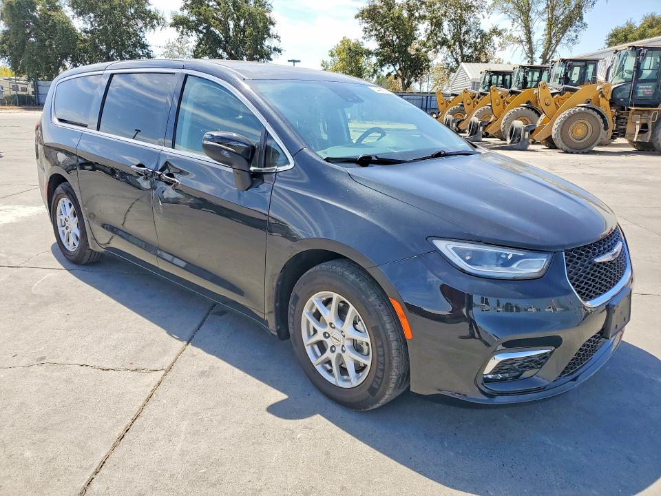 Фото 4 с аукциона – 2023 CHRYSLER PACIFICA с VIN 2C4RC1BG3PR550422