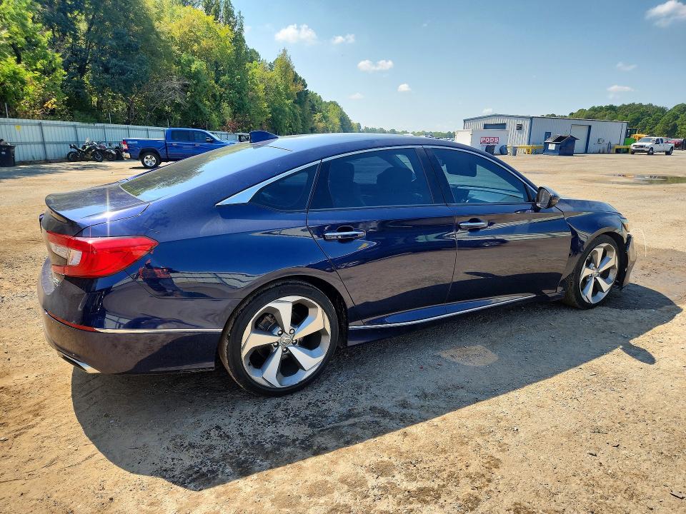 Снимка 3 от търг – 2018 HONDA ACCORD с VIN 1HGCV2F93JA000393