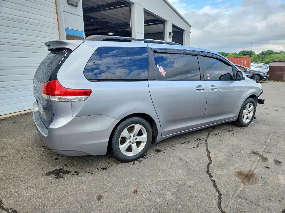 Photo 3 from auction – 2011 TOYOTA SIENNA with VIN 5TDKK3DC7BS065789
