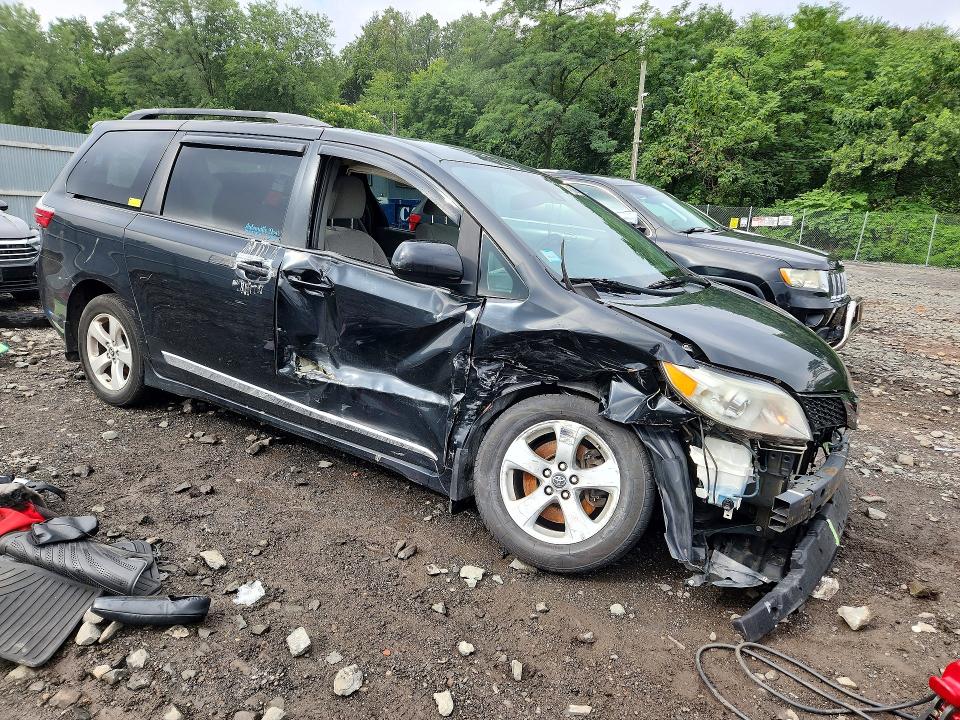 Photo 4 from auction – 2018 TOYOTA SIENNA with VIN 5TDKZ3DC8JS902396