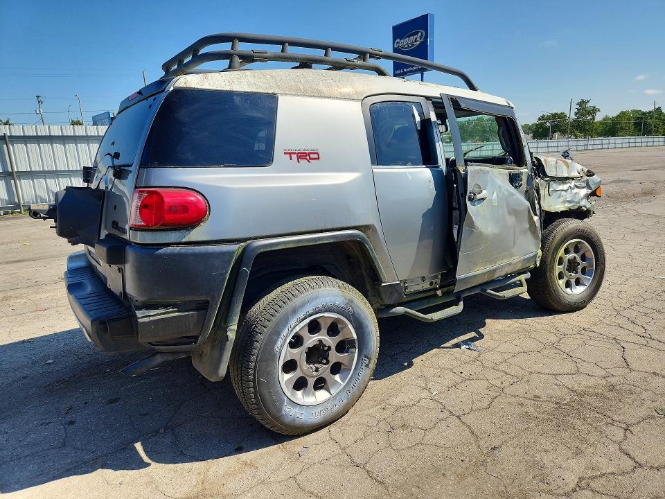Photo 3 from auction – 2011 TOYOTA FJ CRUISER with VIN JTEBU4BF1BK100620