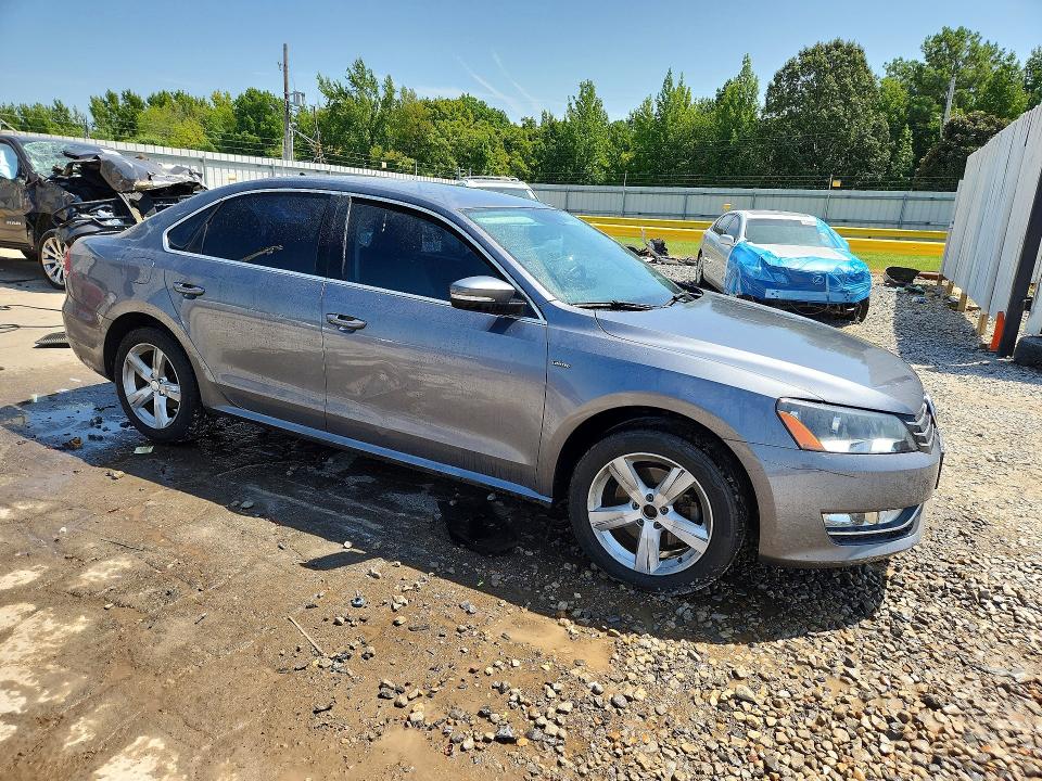Photo 4 from auction – 2015 VOLKSWAGEN PASSAT with VIN 1VWAT7A32FC120383