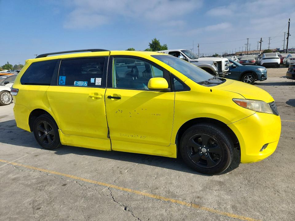 Photo 4 from auction – 2011 TOYOTA SIENNA with VIN 5TDXK3DC3BS083597
