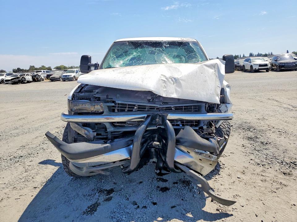 Photo 5 from auction – 2000 CHEVROLET SILVERADO with VIN 1GCEC19T6YZ332550