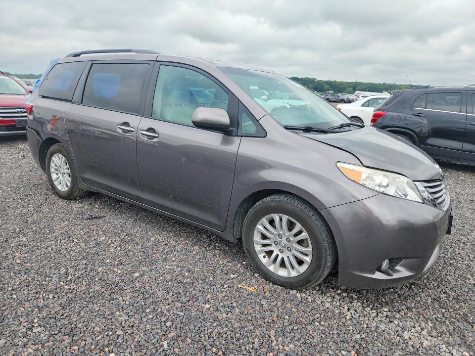 Photo 4 from auction – 2017 TOYOTA SIENNA with VIN 5TDYZ3DC3HS791339