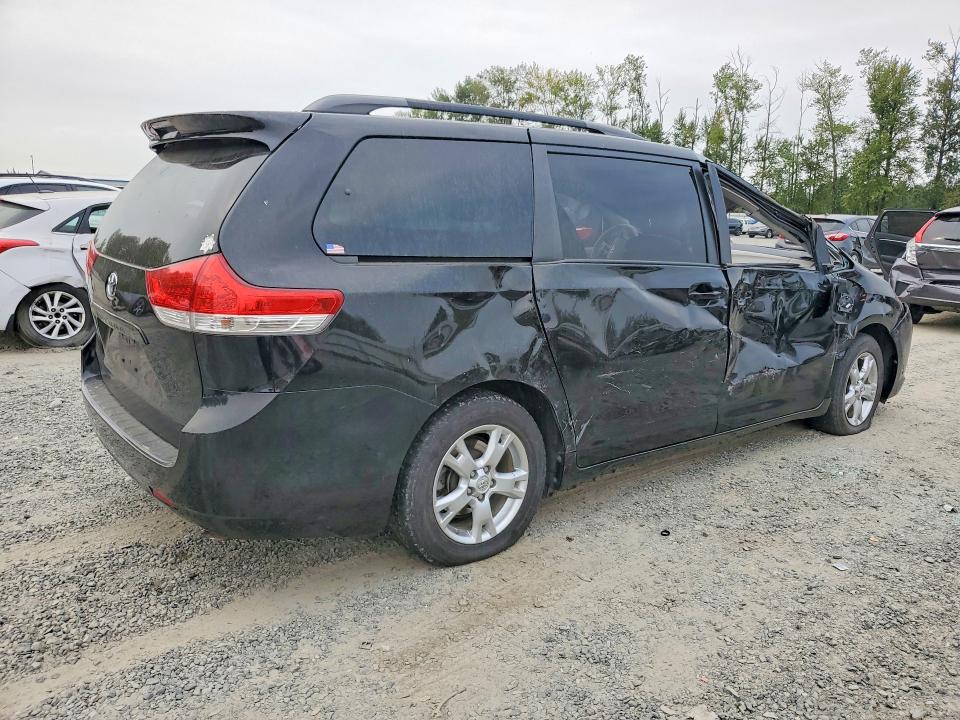 Photo 3 from auction – 2014 TOYOTA SIENNA with VIN 5TDJK3DC9ES074039