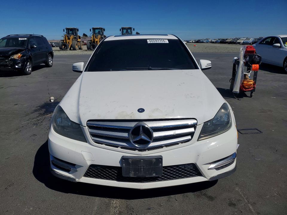 Photo 5 from auction – 2013 MERCEDES-BENZ C with VIN WDDGF8AB6DR256825