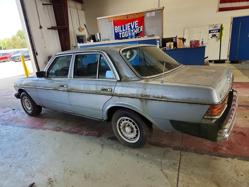 Photo 2 from auction – 1983 MERCEDES-BENZ 300 with VIN WDBAB33A3DB027576