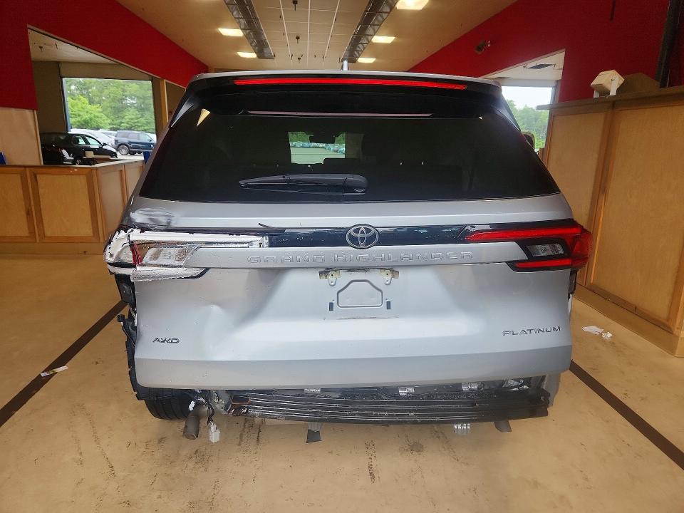 Photo 6 from auction – 2024 TOYOTA GRAND HIGHLANDER with VIN 5TDAAAB53RS043774