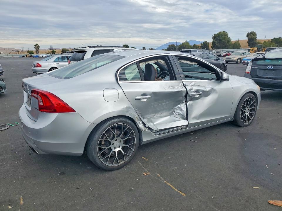 Photo 3 from auction – 2015 VOLVO S60 with VIN YV149MFM0F2336327