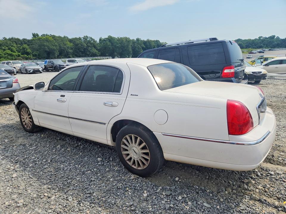 Photo 2 from auction – 2003 LINCOLN TOWN CAR with VIN 1LNHM81W13Y626697