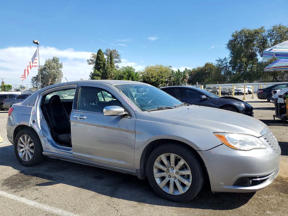 Снимка 4 от търг – 2013 CHRYSLER 200 с VIN 1C3CCBCG2DN573889