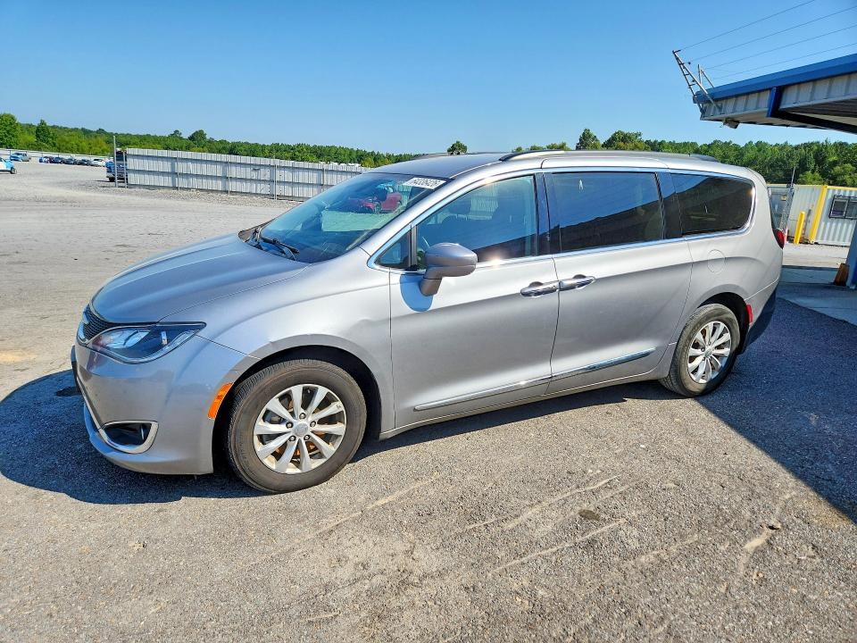 CHRYSLER PACIFICA 2017 with VIN 2C4RC1BG3HR576780 - Photo from auction