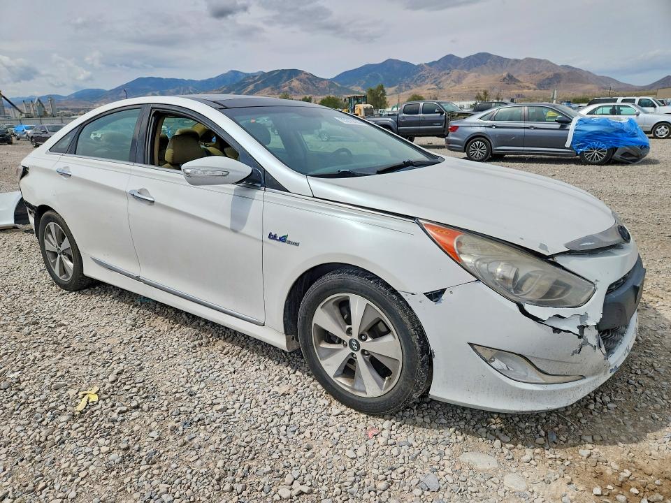 Photo 4 from auction – 2012 HYUNDAI SONATA with VIN KMHEC4A48CA037782