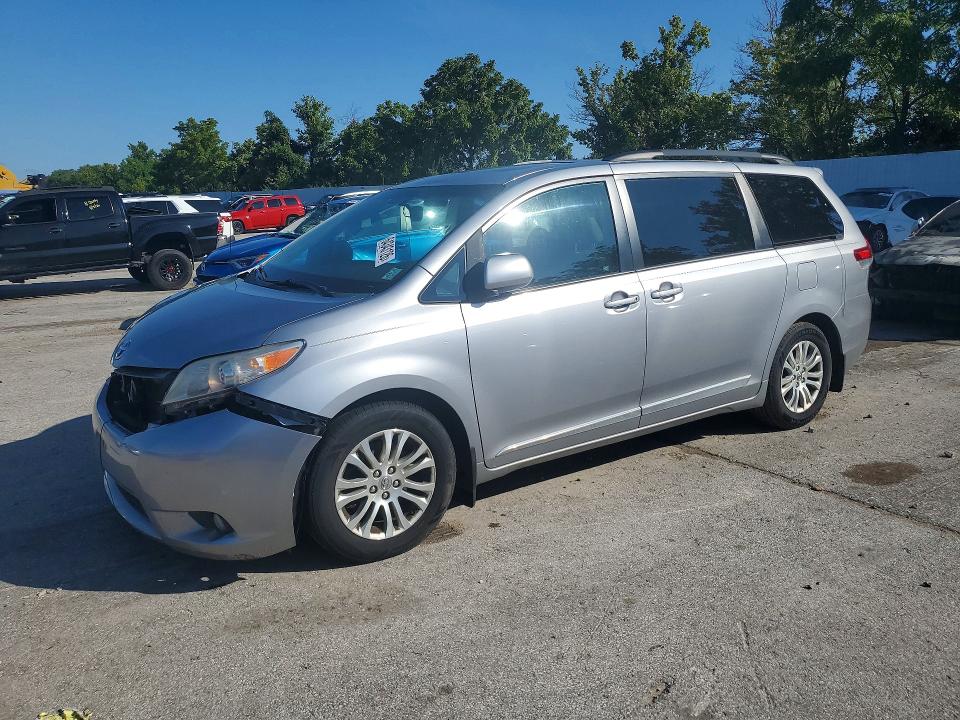 TOYOTA SIENNA 2012 с VIN 5TDYK3DC6CS273786 - Снимка от търг