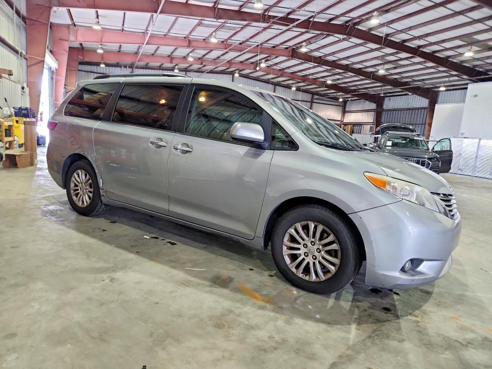 Photo 4 from auction – 2015 TOYOTA SIENNA with VIN 5TDYK3DC6FS630615