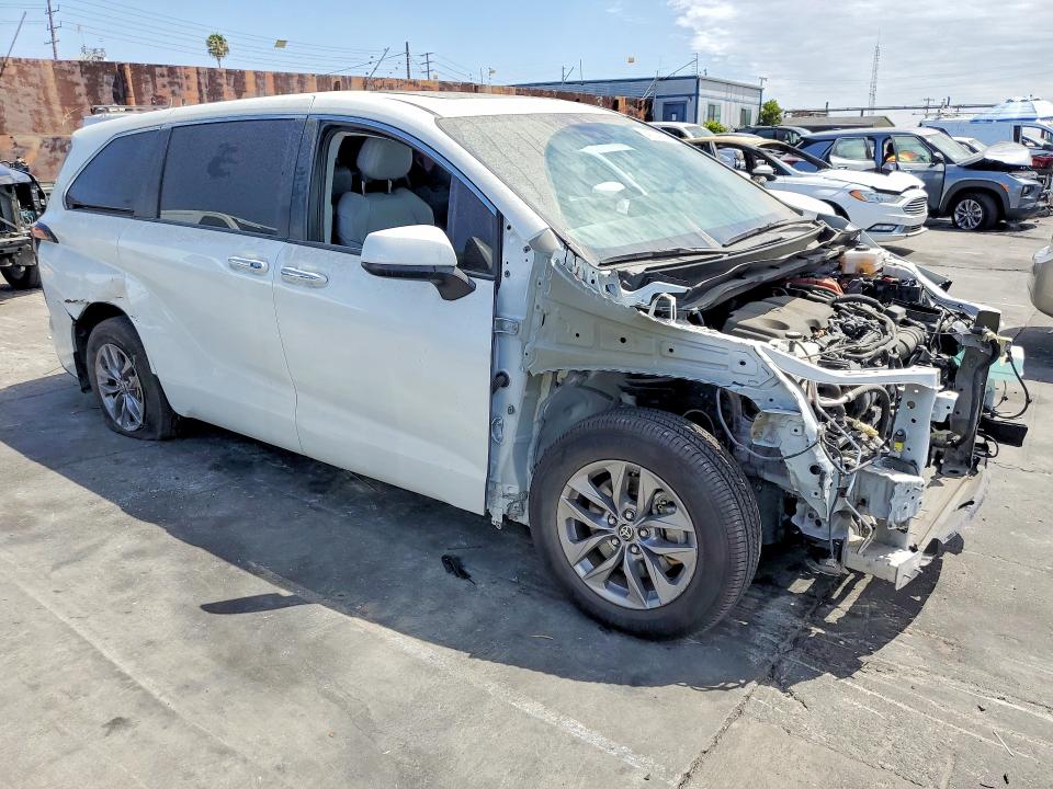 Photo 4 from auction – 2023 TOYOTA SIENNA with VIN 5TDYSKFCXPS078447