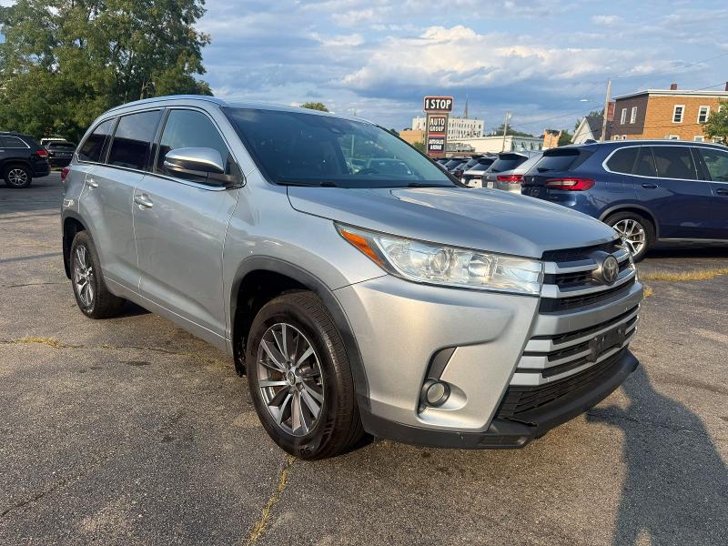 Photo 4 from auction – 2017 TOYOTA HIGHLANDER with VIN 5TDJZRFH0HS394314