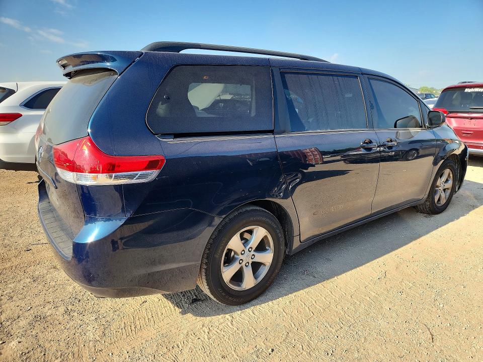 Photo 3 from auction – 2011 TOYOTA SIENNA with VIN 5TDKK3DC5BS045654