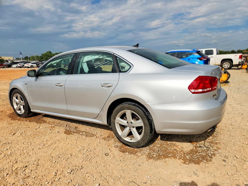 Снимка 2 от търг – 2015 VOLKSWAGEN PASSAT с VIN 1VWAT7A3XFC111558