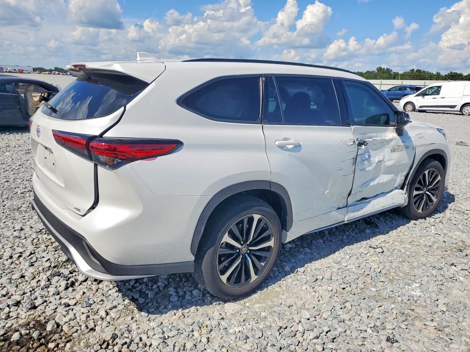 Photo 3 from auction – 2022 TOYOTA HIGHLANDER with VIN 5TDLZRAH8NS141608