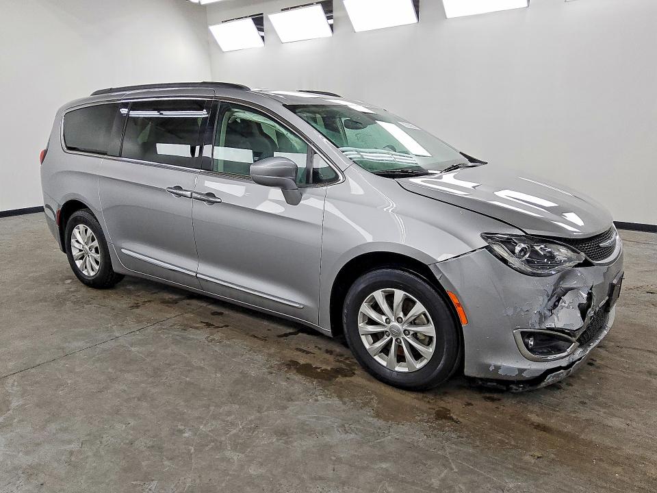Photo 4 from auction – 2017 CHRYSLER PACIFICA with VIN 2C4RC1BG0HR747436
