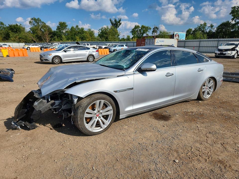 JAGUAR XJL 2014 with VIN SAJWA2GZ1E8V67044 - Photo from auction