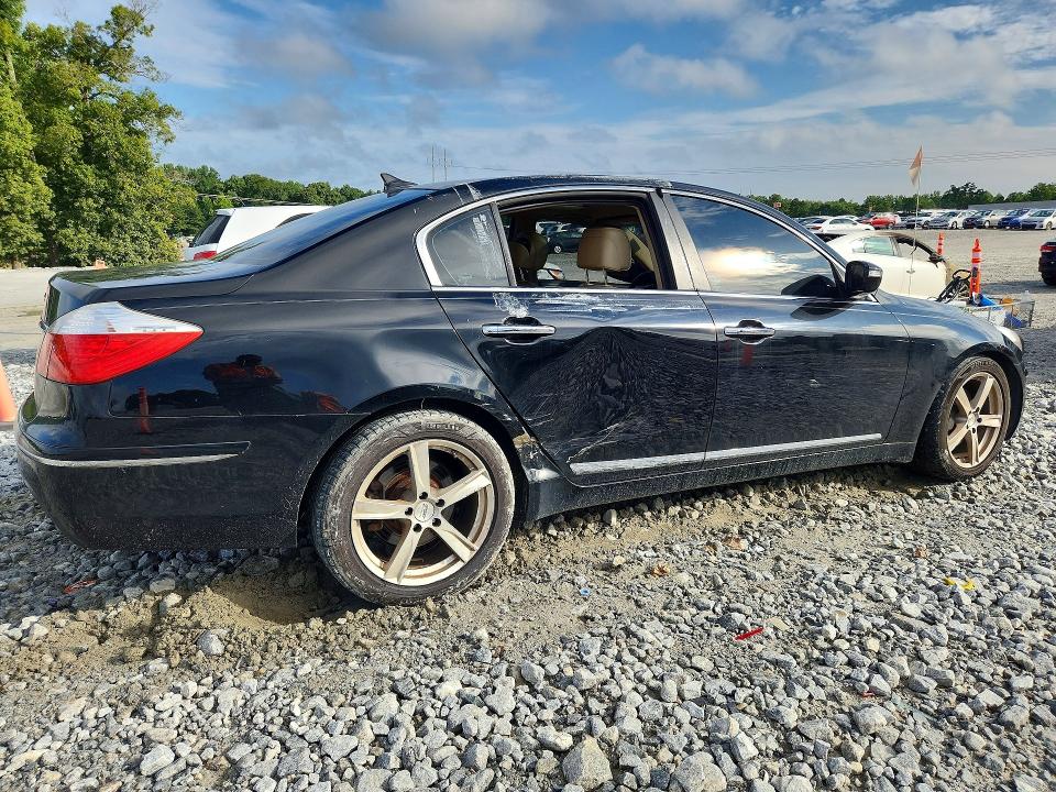 Photo 3 from auction – 2010 HYUNDAI GENESIS with VIN KMHGC4DF6AU107975