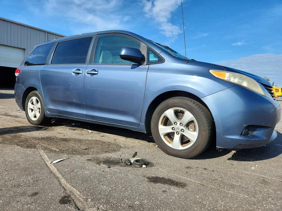 Photo 4 from auction – 2014 TOYOTA SIENNA with VIN 5TDKK3DCXES420510