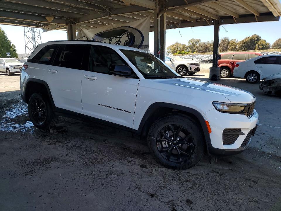 Photo 4 from auction – 2025 JEEP GRAND CHEROKEE with VIN 1C4RJHAG1SC323263