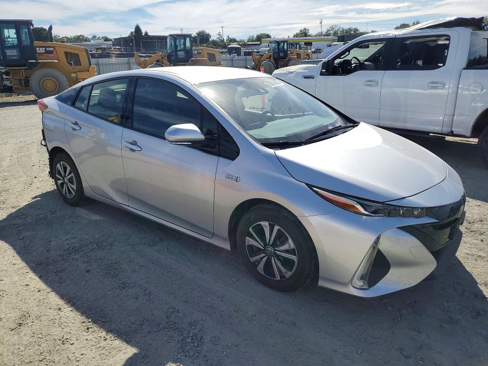 Photo 4 from auction – 2017 TOYOTA PRIUS PRIME with VIN JTDKARFPXH3010687
