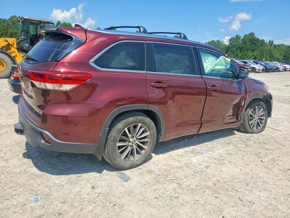 Photo 3 from auction – 2018 TOYOTA HIGHLANDER with VIN 5TDJZRFH3JS906928