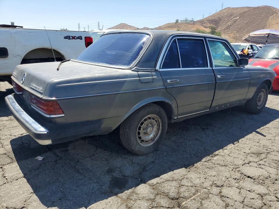 Photo 3 from auction – 1982 MERCEDES-BENZ 300 with VIN WDBAB33A3CB012722