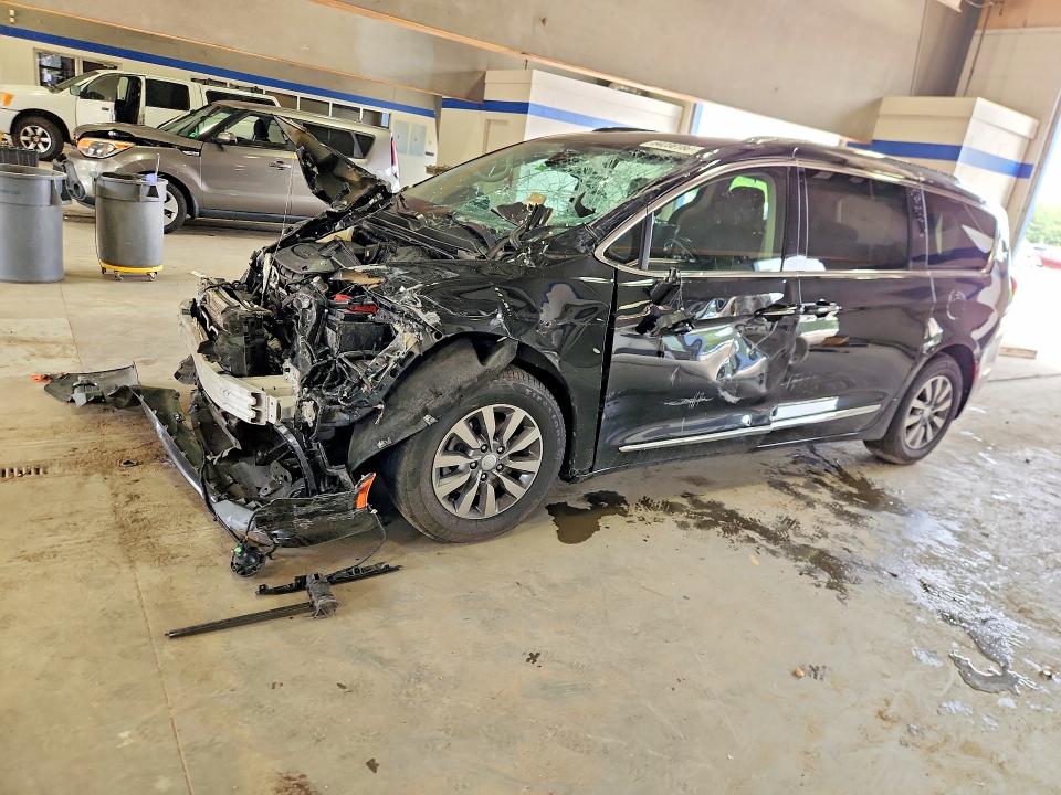 CHRYSLER PACIFICA 2020 with VIN 2C4RC1EG8LR102988 - Photo from auction