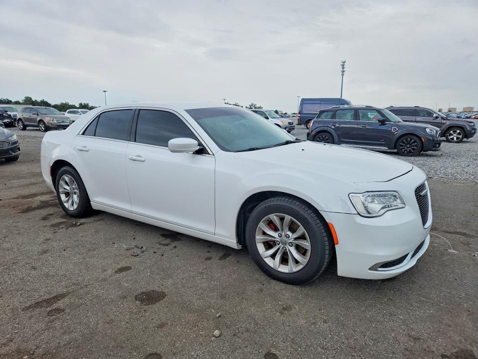 Photo 4 from auction – 2015 CHRYSLER 300 with VIN 2C3CCAAG4FH930644