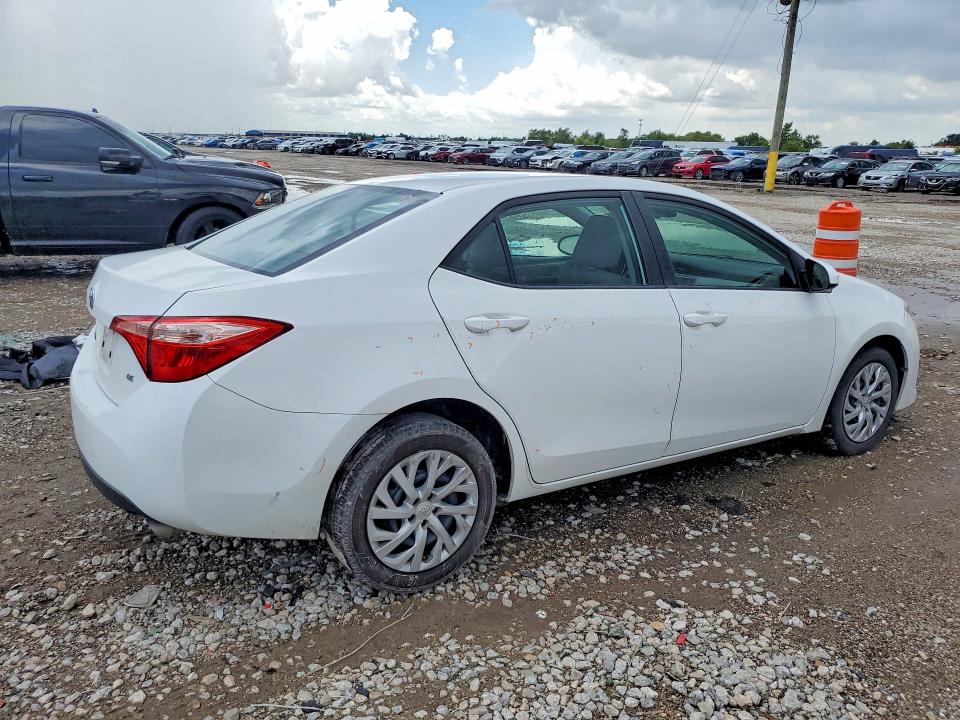 Photo 3 from auction – 2018 TOYOTA COROLLA with VIN 5YFBURHE1JP788134