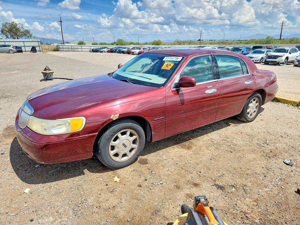 LINCOLN TOWN CAR 2001 with VIN 1LNHM82W01Y629795 - Photo from auction