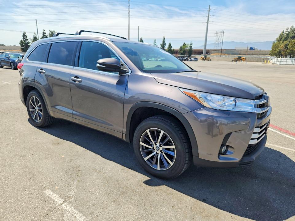 Photo 4 from auction – 2018 TOYOTA HIGHLANDER with VIN 5TDKZRFH6JS529757
