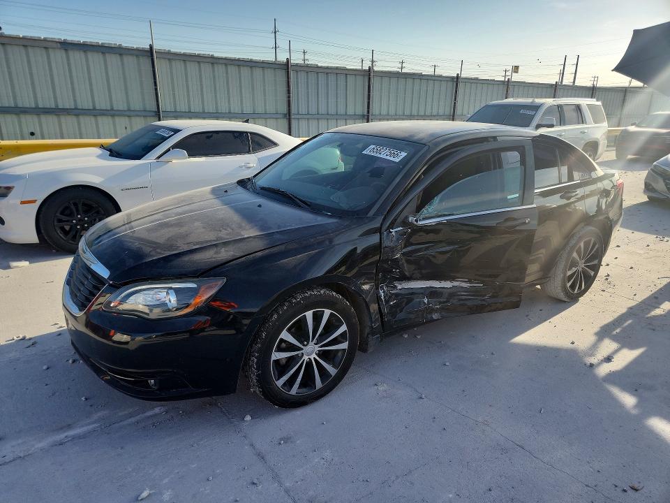 CHRYSLER 200 2013 with VIN 1C3CCBBB8DN554317 - Photo from auction