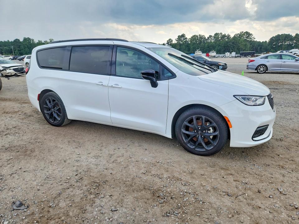 Photo 4 from auction – 2025 CHRYSLER PACIFICA with VIN 2C4RC1GG7SR570125