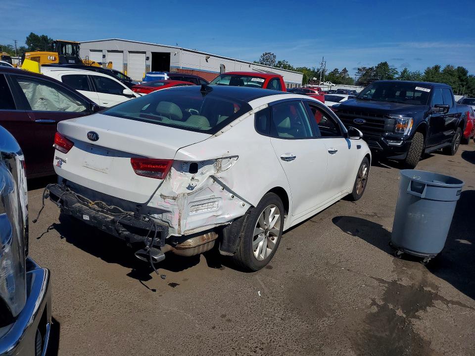Photo 3 from auction – 2018 KIA OPTIMA with VIN 5XXGU4L34JG239180