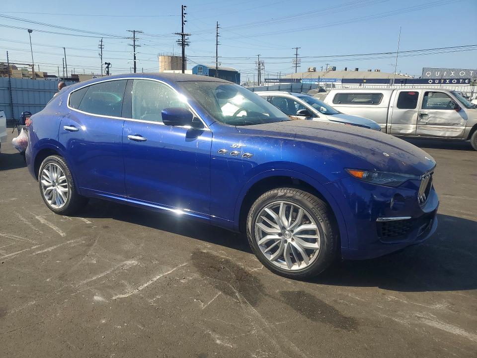 Photo 4 from auction – 2022 MASERATI LEVANTE with VIN ZN661XUA9NX398535