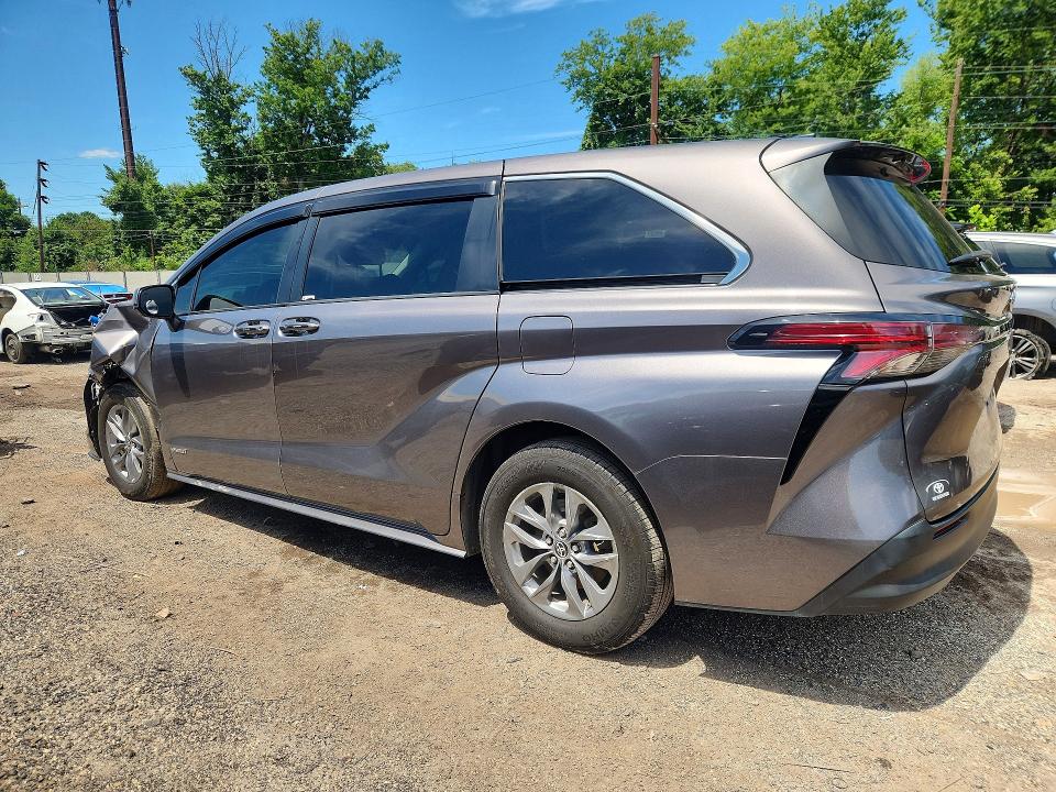 Photo 2 from auction – 2021 TOYOTA SIENNA with VIN 5TDKRKEC3MS048043