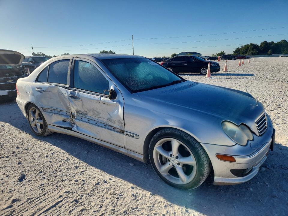 Photo 4 from auction – 2005 MERCEDES-BENZ C with VIN WDBRF40J45F564484