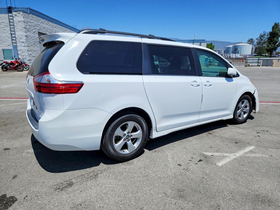 Photo 3 from auction – 2018 TOYOTA SIENNA with VIN 5TDKZ3DC4JS908082