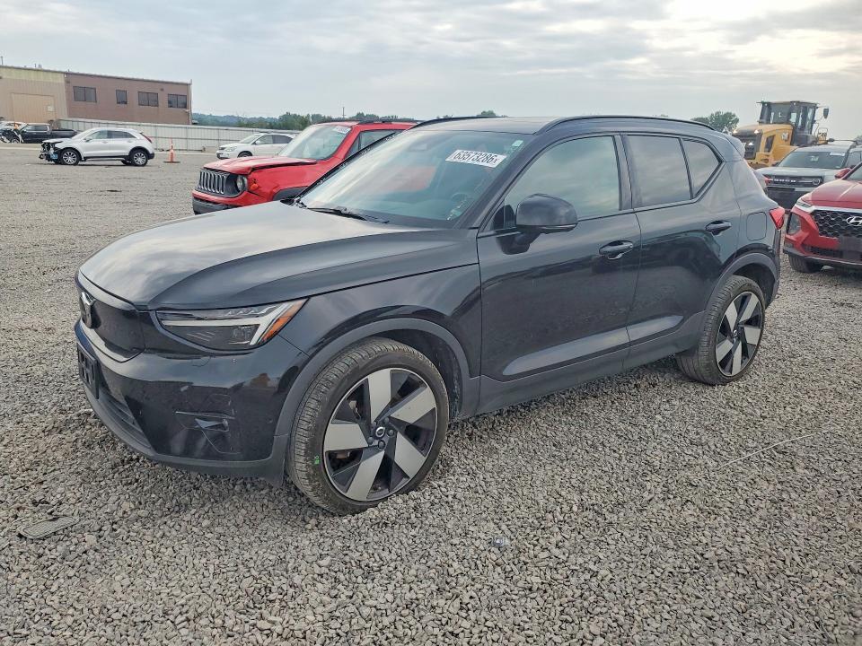 2023 VOLVO XC40