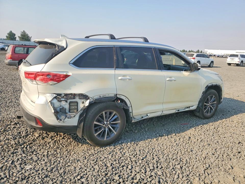 Photo 3 from auction – 2017 TOYOTA HIGHLANDER with VIN 5TDJZRFH9HS513476