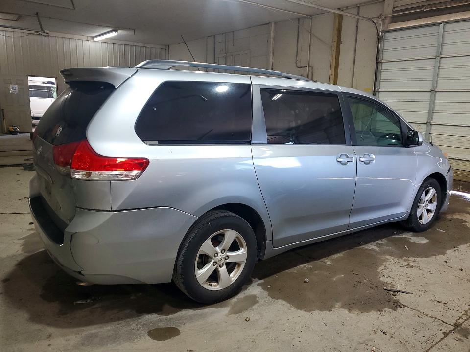 Zdjęcie 3 z aukcji – 2011 TOYOTA SIENNA z VIN 5TDKK3DC5BS053480