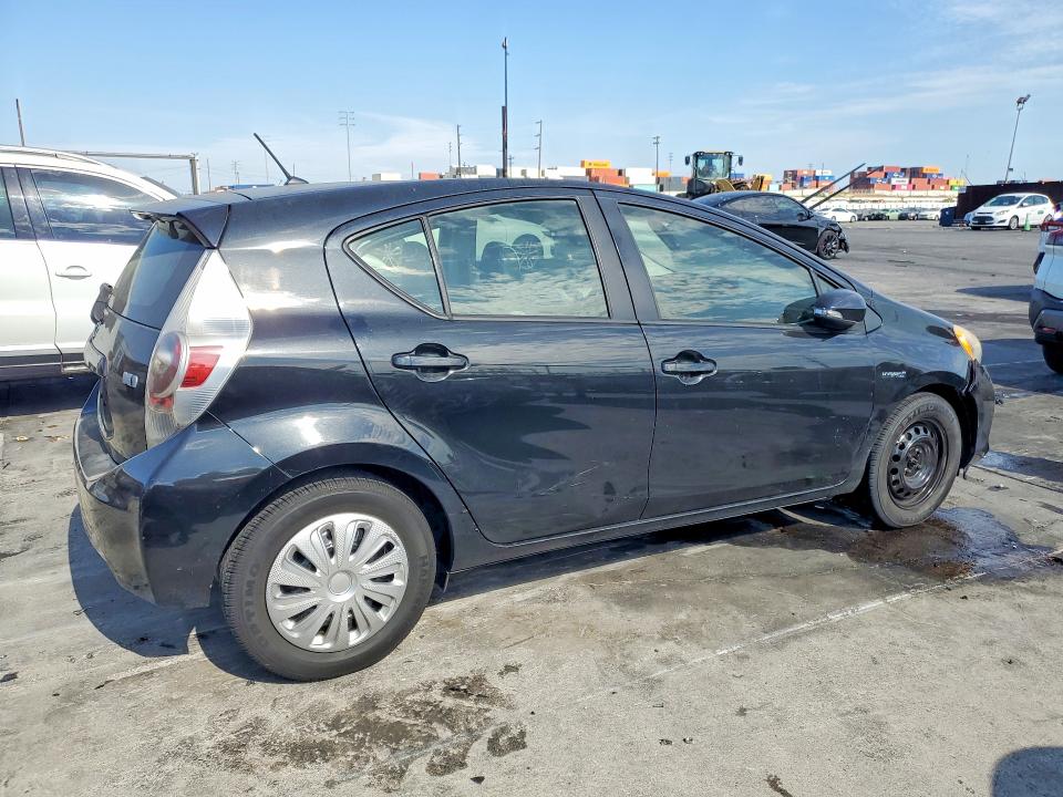 Photo 3 from auction – 2013 TOYOTA PRIUS C with VIN JTDKDTB32D1550872