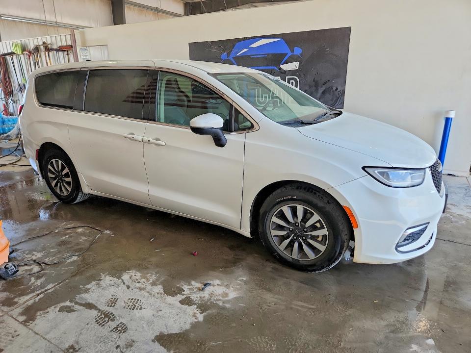 Photo 4 from auction – 2023 CHRYSLER PACIFICA with VIN 2C4RC1L75PR611607